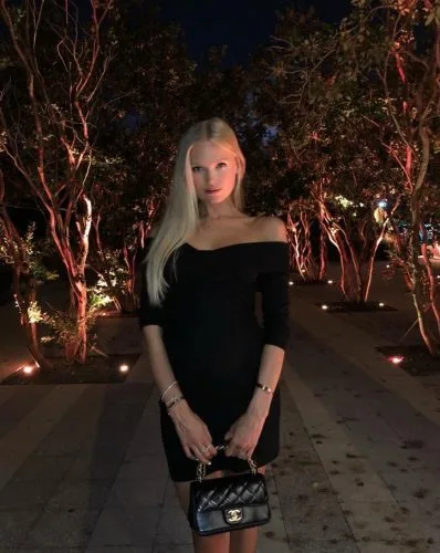 Mina Erdemli Bölgesinde Gece Saatlerinde Müsait fotoğrafı
